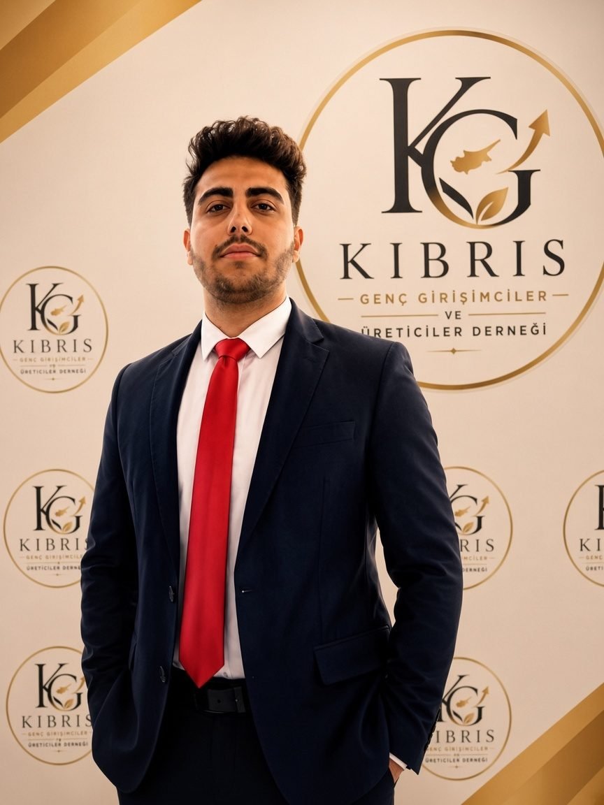 KKTC GGÜD Genel Başkan Yardımcısı Abdullah Ozarslandan, Lefkoşa’da dernek afişi önünde